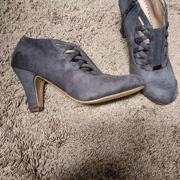 Gray heels - Picture 2 of 4